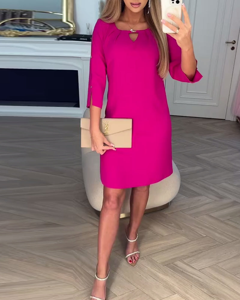 Elegantna, enobarvna, preprosta obleka z V-izrezom