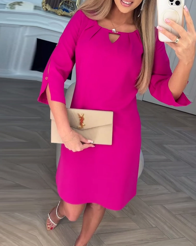 Elegantna, enobarvna, preprosta obleka z V-izrezom