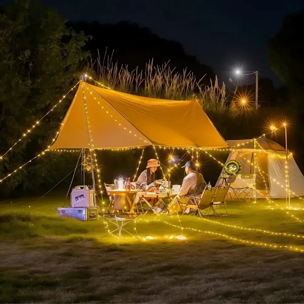 „Camp Lamp™“💡 10 metrų ištraukiama lempučių girlianda 🔋 8 valandų baterijos veikimo laikas 🌈 Keli spalvų nustatymai ⚙️ Surinkama per kelias sekundes-LT