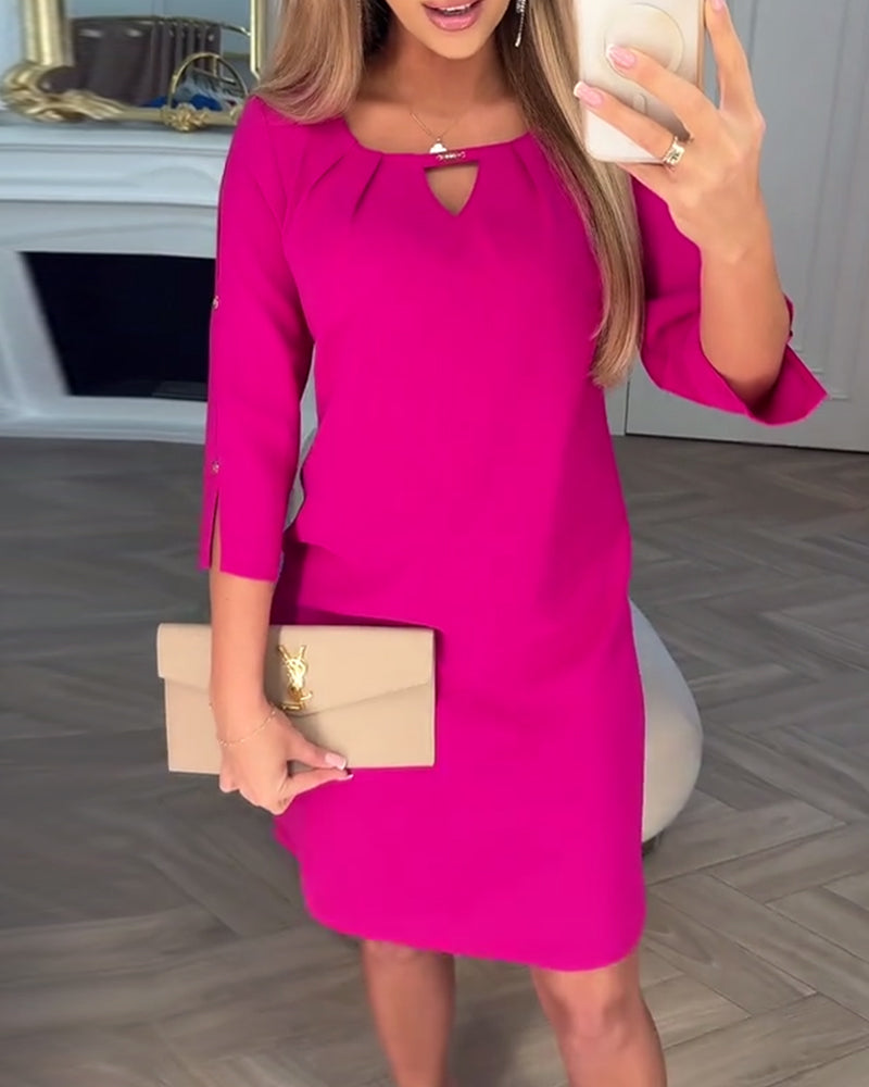 Elegantna, enobarvna, preprosta obleka z V-izrezom