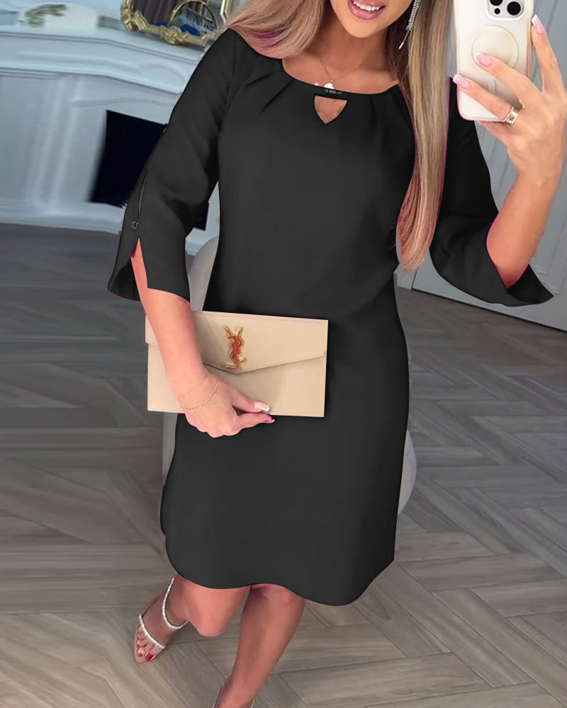 Elegantna, enobarvna, preprosta obleka z V-izrezom